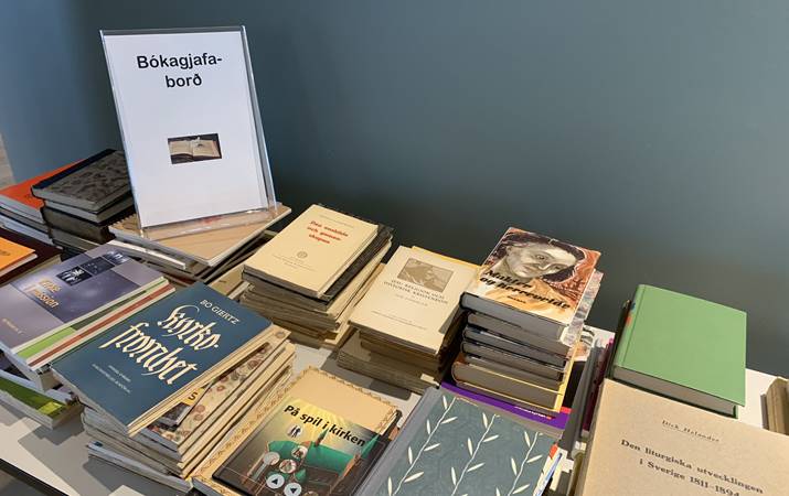 Gjafabókaborðin eru tvö