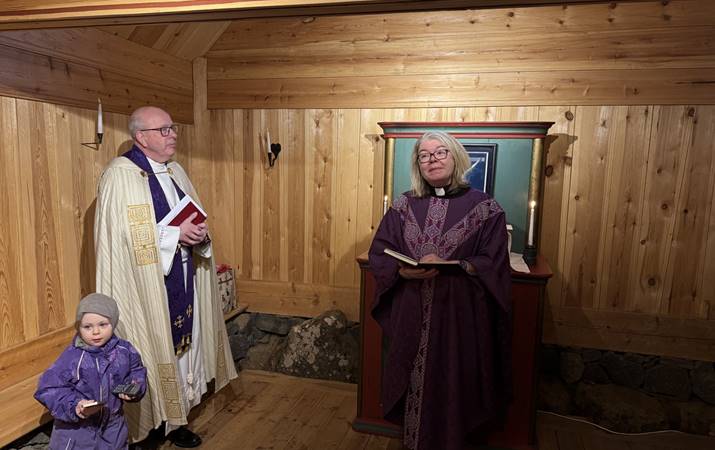 Vígslubiskup og sóknarpestur ásamt sóknarbarni