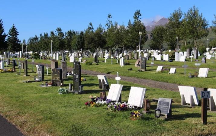 Kirkjugarður Akureyrar á sumardegi - mynd: Smári Sigurðsson