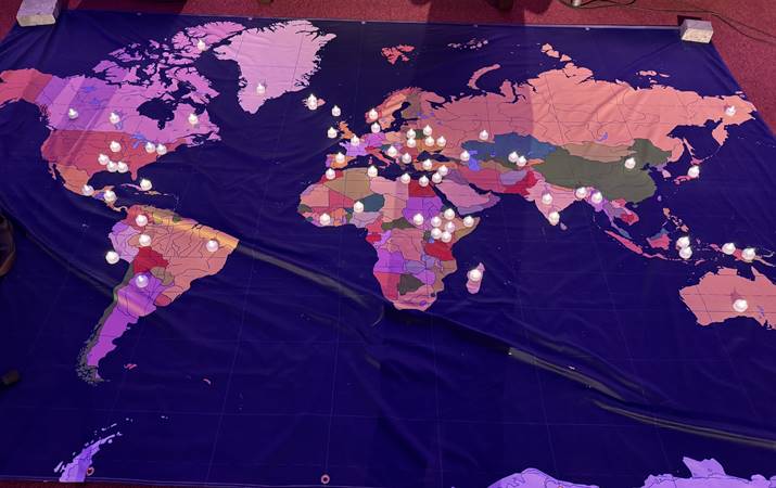 Heimurinn upplýstur með bænaljósum