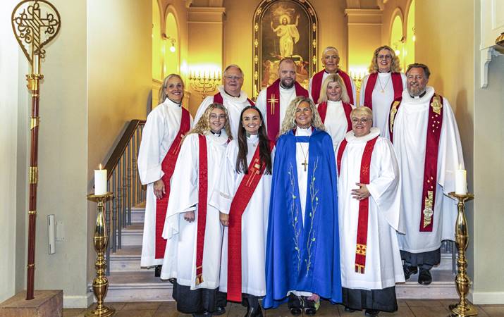 Biskup Íslands með nývígðum prestum, djákna og vígsluvottum