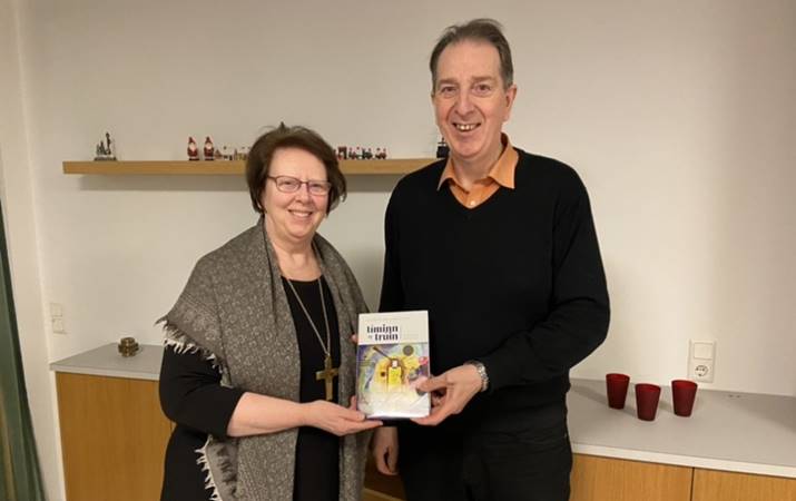 Dr. Sigurjón Árni afhendir Biskupi Íslands bók sína.