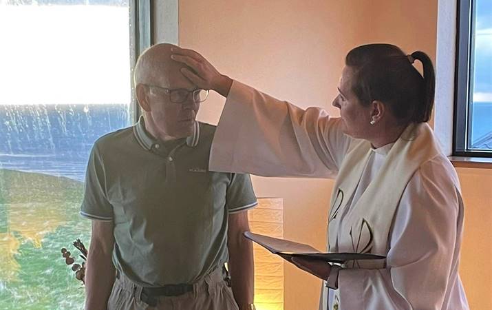 Sr. Stefanía Steinsdóttir skírir Geir - mynd: Sólveig Helgadóttir