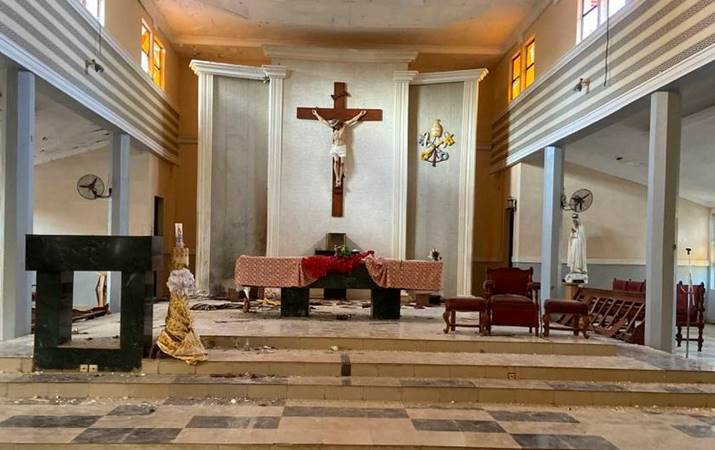 Kirkja Heilags Frans Xavier eftir skotárásina. Hún er í borginni Owo í suðvestur Nígeríu. Mynd:  Vårt land/Rahaman A Yusuf/AP