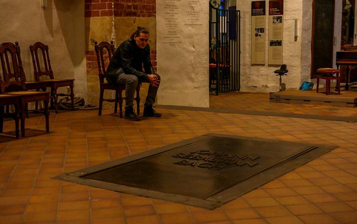 Tveir vinir - Benedikt við gröf Bachs. Mynd: Michael Maul